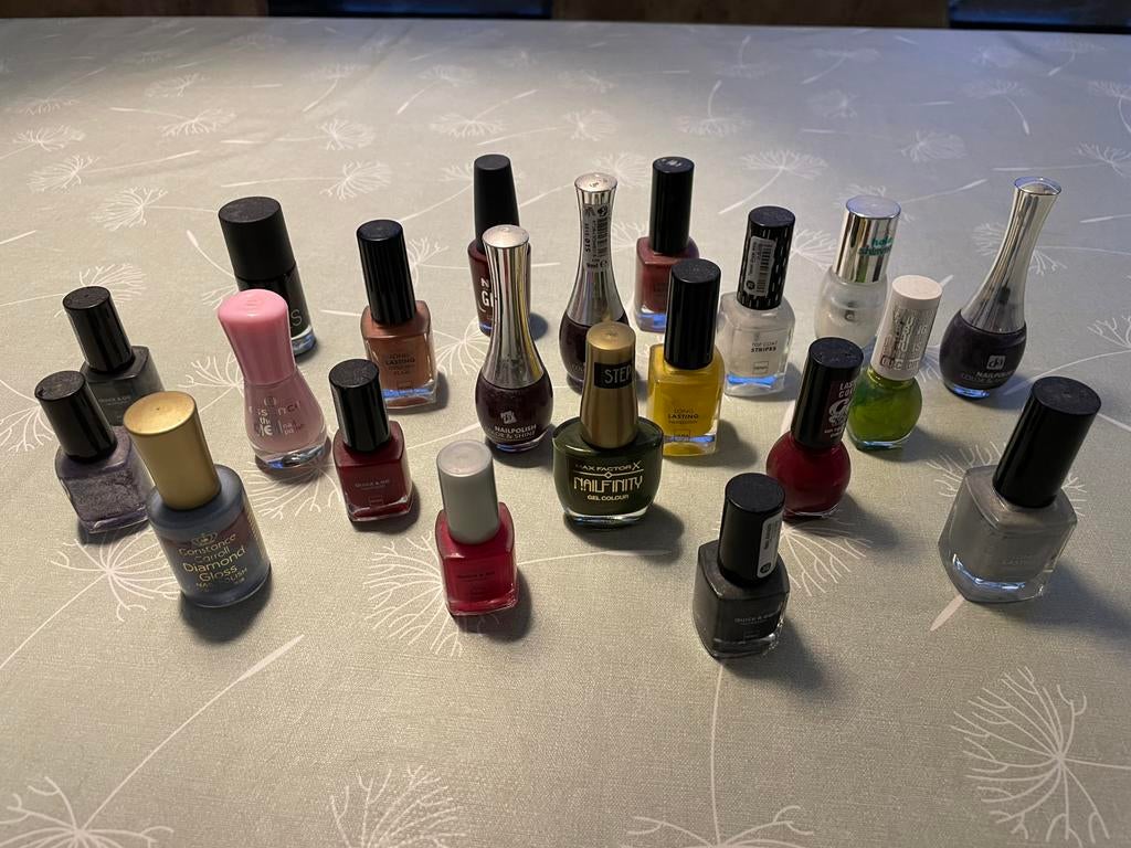 21 nagellakjes, Ophalen of Verzenden, Gebruikt, Handen en Nagels