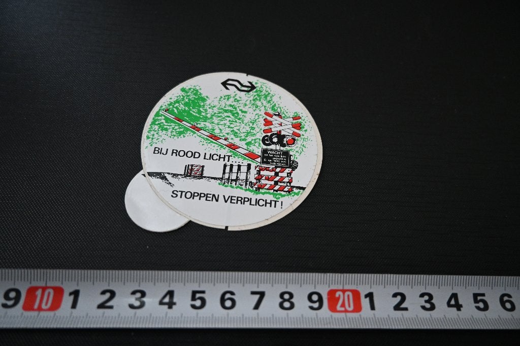 sticker NS Nederlandse Spoorwegen Bij ROOD licht stoppen ver, Ophalen of Verzenden, Zo goed als nieuw