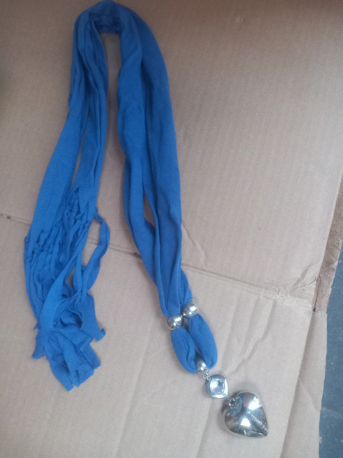 leuk sjaaltje met hanger o.a hartjes met een diamantje, Ophalen of Verzenden, Nieuw, Maat 38/40 (M), Sjaal