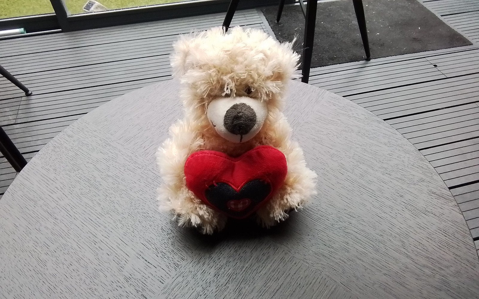 Lieve knuffelbeer met rood hartje, Beer, Ophalen of Verzenden, Zo goed als nieuw, Met kleding of accessoire