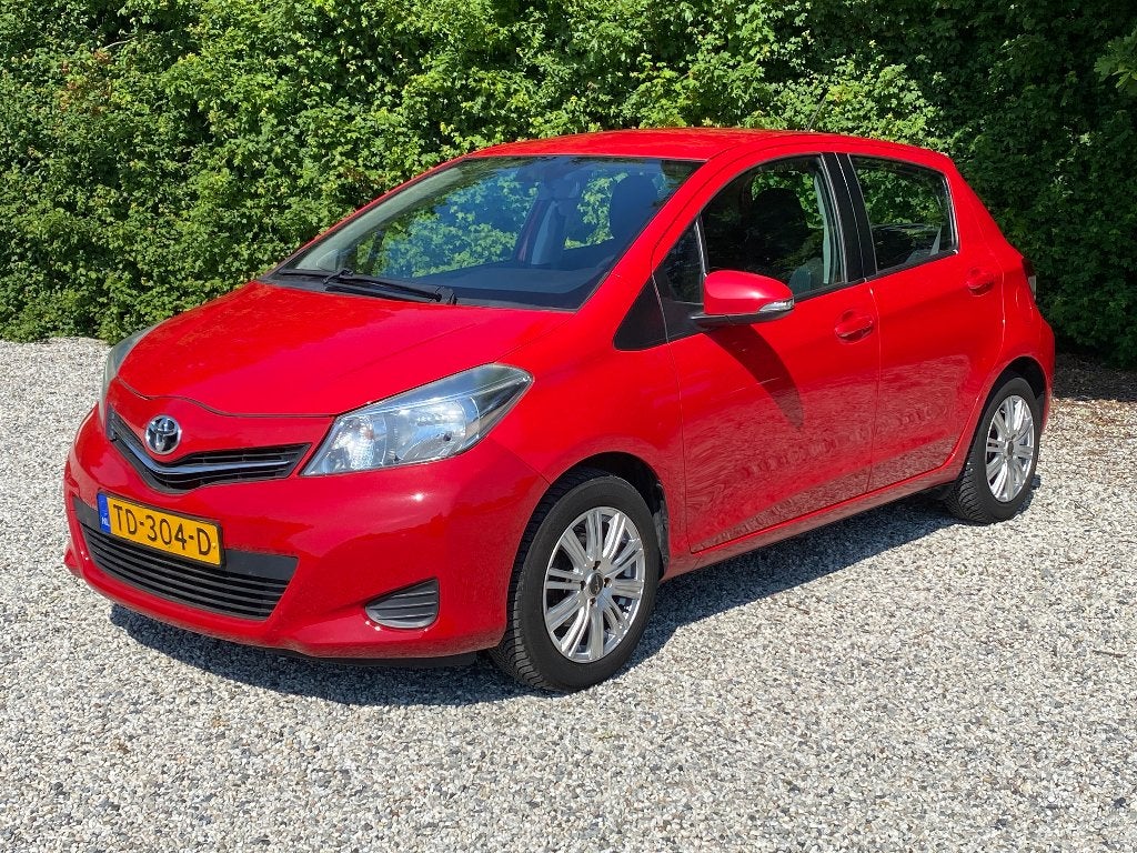 Toyota Yaris 1.3 Vvt-i 5-DRS CVT AUTOMAAT MET NIEUWE APK, Auto's, Euro 5, Stof, 40 €/maand, Zwart