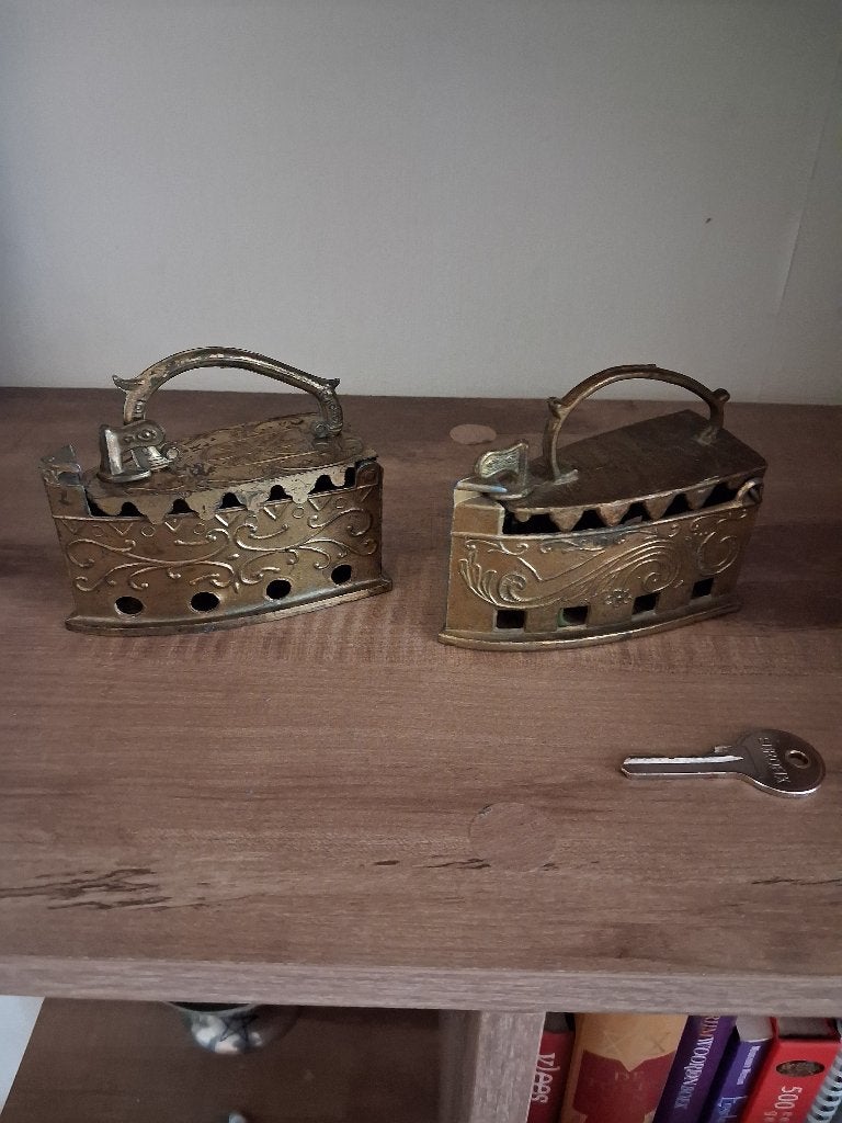 2 oude messing kolenstrijkijzers – rijk gedecoreerd, Antiek en Kunst, Ophalen of Verzenden