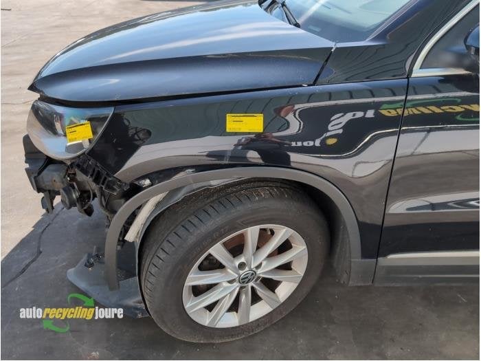 Scherm links-voor van een Volkswagen Tiguan (LC9X), Gebruikt, -, Volkswagen, -