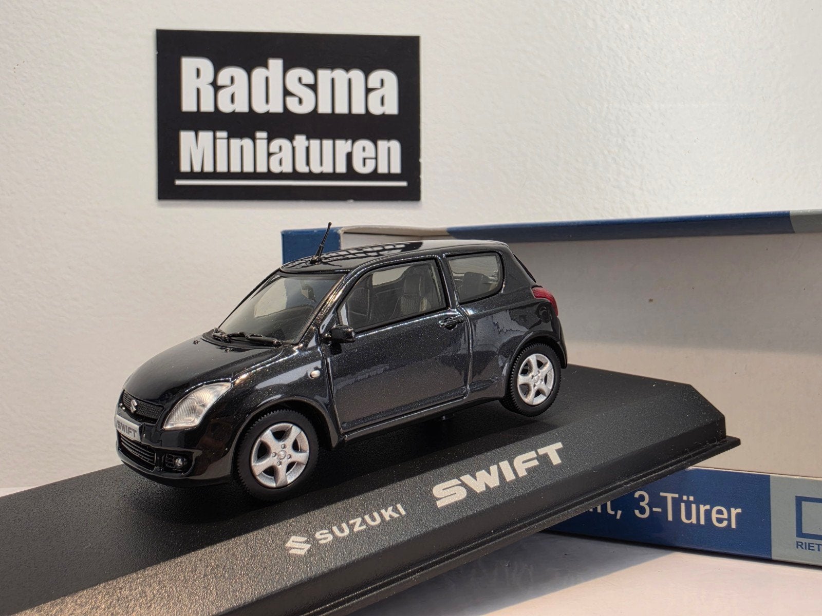 Suzuki swift 3drs - 5e Generatie Zwart - 1:43 Rietze, Overige merken, Auto, Ophalen of Verzenden, Zo goed als nieuw