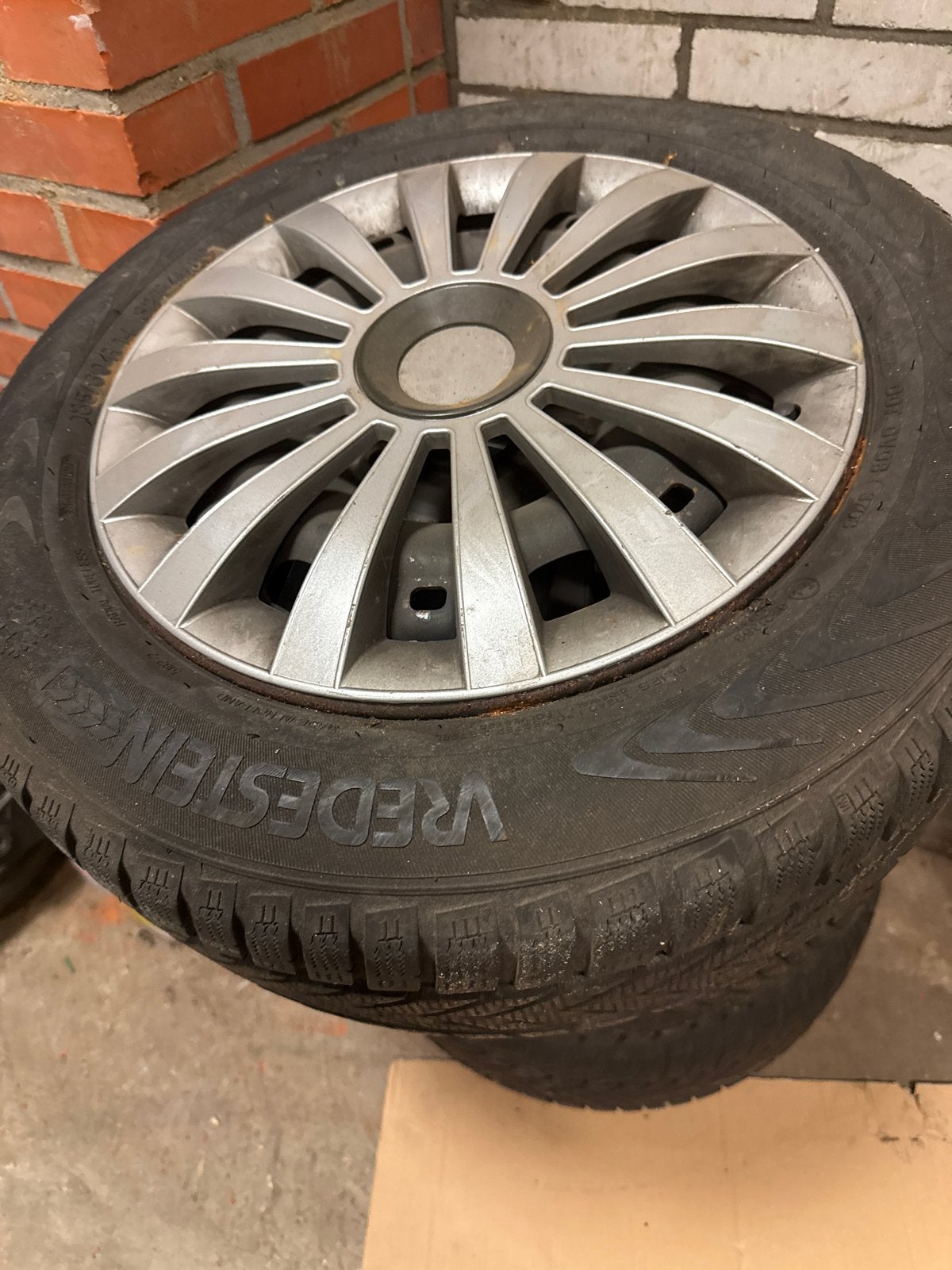 Vredestein winterbanden met velgen 185/60 R14, Ophalen, 14 inch, Gebruikt, Banden en Velgen