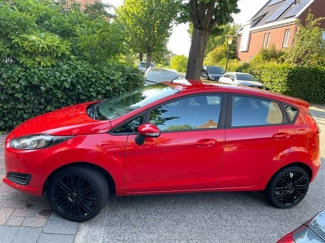 Ford Fiësta 1.0 48KW/65PK 5D  29-11-2013 Rood, Auto's, Euro 5, Stof, 40 €/maand, 525 kg