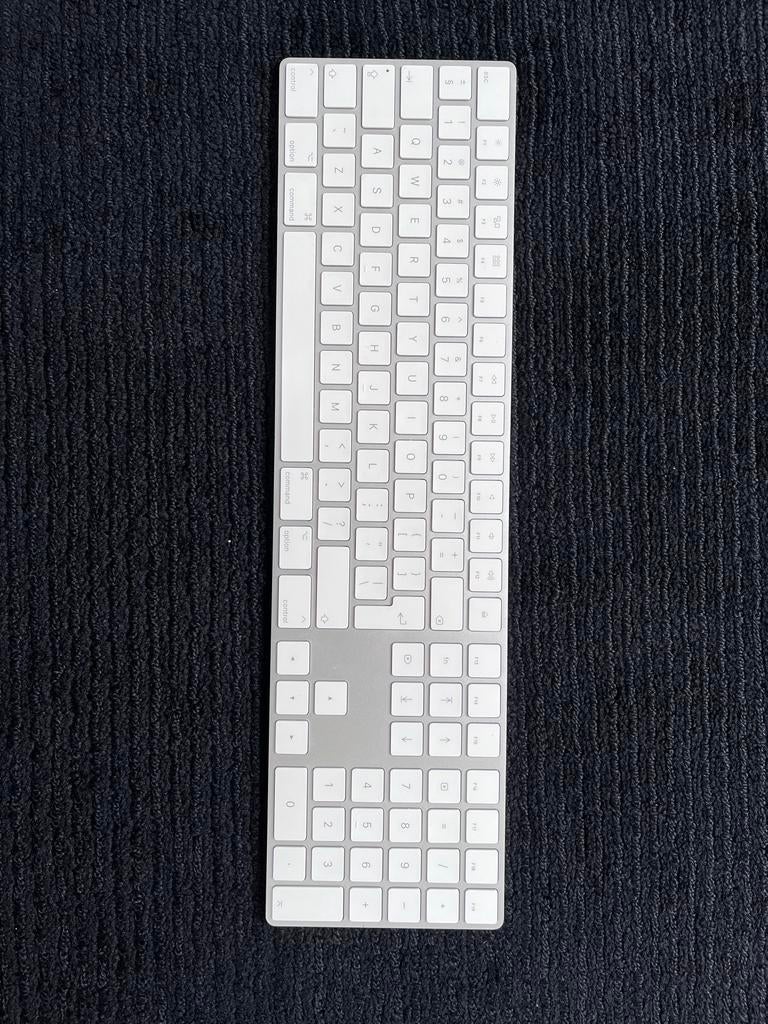Apple Magic Keyboard met Numeriek Toetsenblok – Draadloos, Ophalen of Verzenden, Qwerty, Zo goed als nieuw, Draadloos