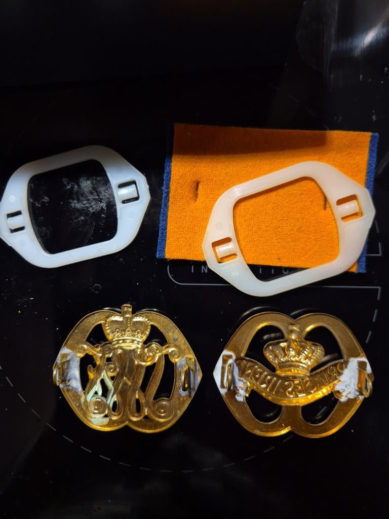 Twee emblemen Prinses Irene Brigade en monogram, Verzamelen, Militaria | Algemeen, Ophalen