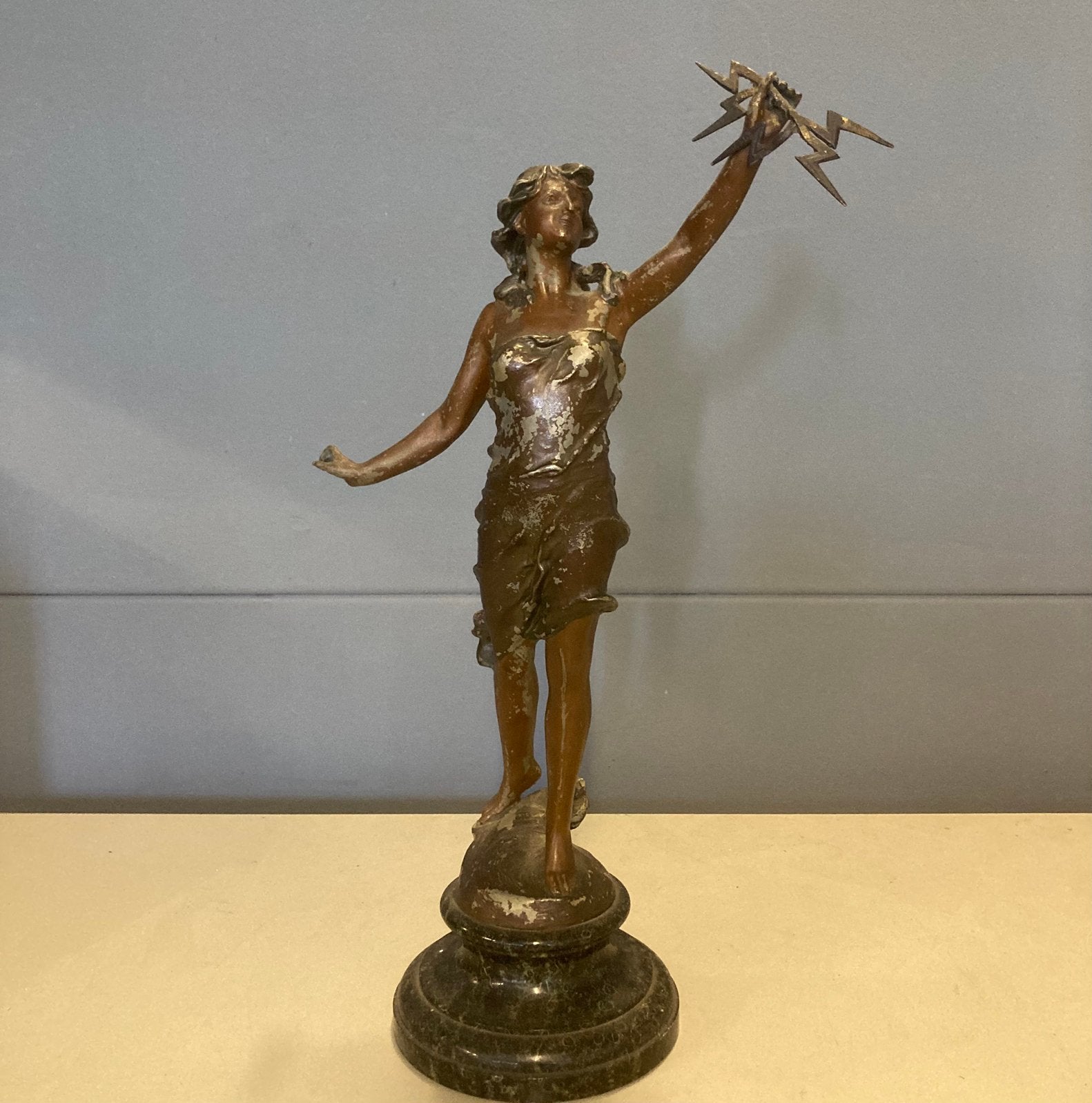 Antiek Bronzen Beeld van Vrouw met Bliksemschicht, Ophalen of Verzenden, 20 - 50 cm, Beeld, Bruin