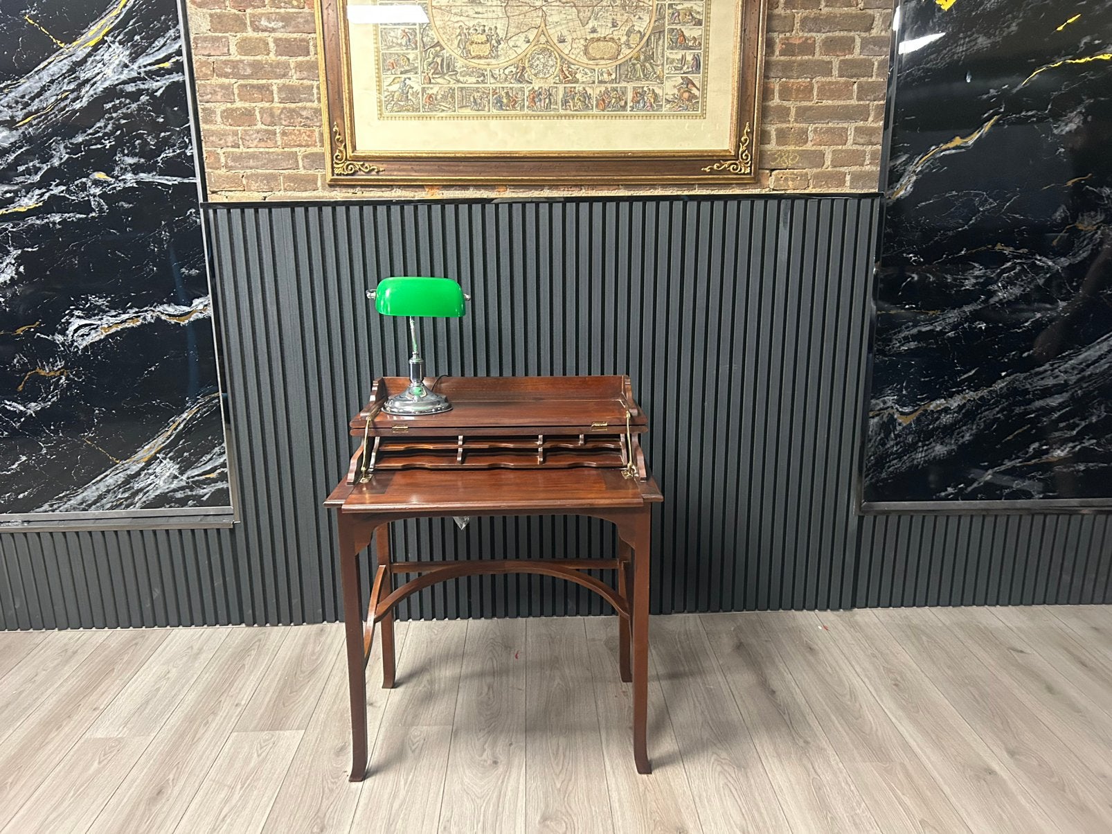 Exclusieve Engelse Carlton Schrijftafel met Bankers Lamp, Ophalen of Verzenden