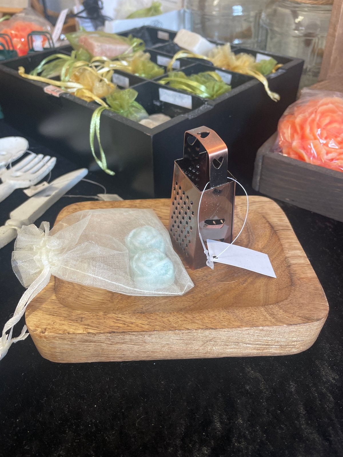 Decoratieve rasp met zeepjes op houten schaal, Overige typen, Hout, Nieuw, Ophalen of Verzenden