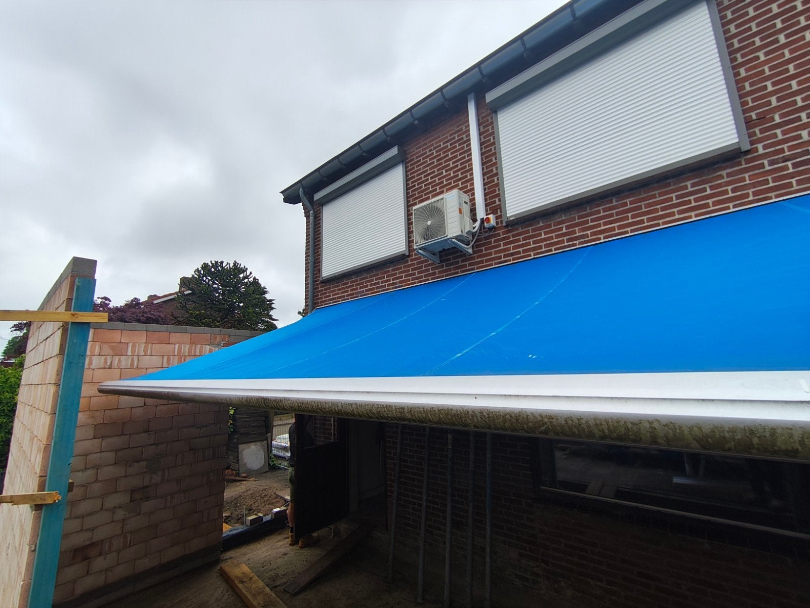 Elektrisch screen 5.95m breed, uitval 2.5-3m, 150 tot 300 cm, Ophalen, 450 cm of meer