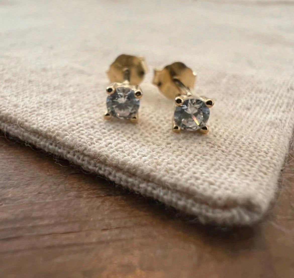 Zilveren 925 goud vergulde oorbellen 3mm met witte stenen, Verzenden, Zo goed als nieuw, Goud, Zilver