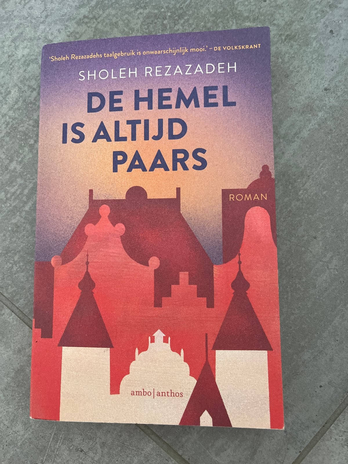 De Hemel is Altijd Paars - Sholeh Rezazadeh (Roman), Boeken, Ophalen of Verzenden, Zo goed als nieuw, Nederland