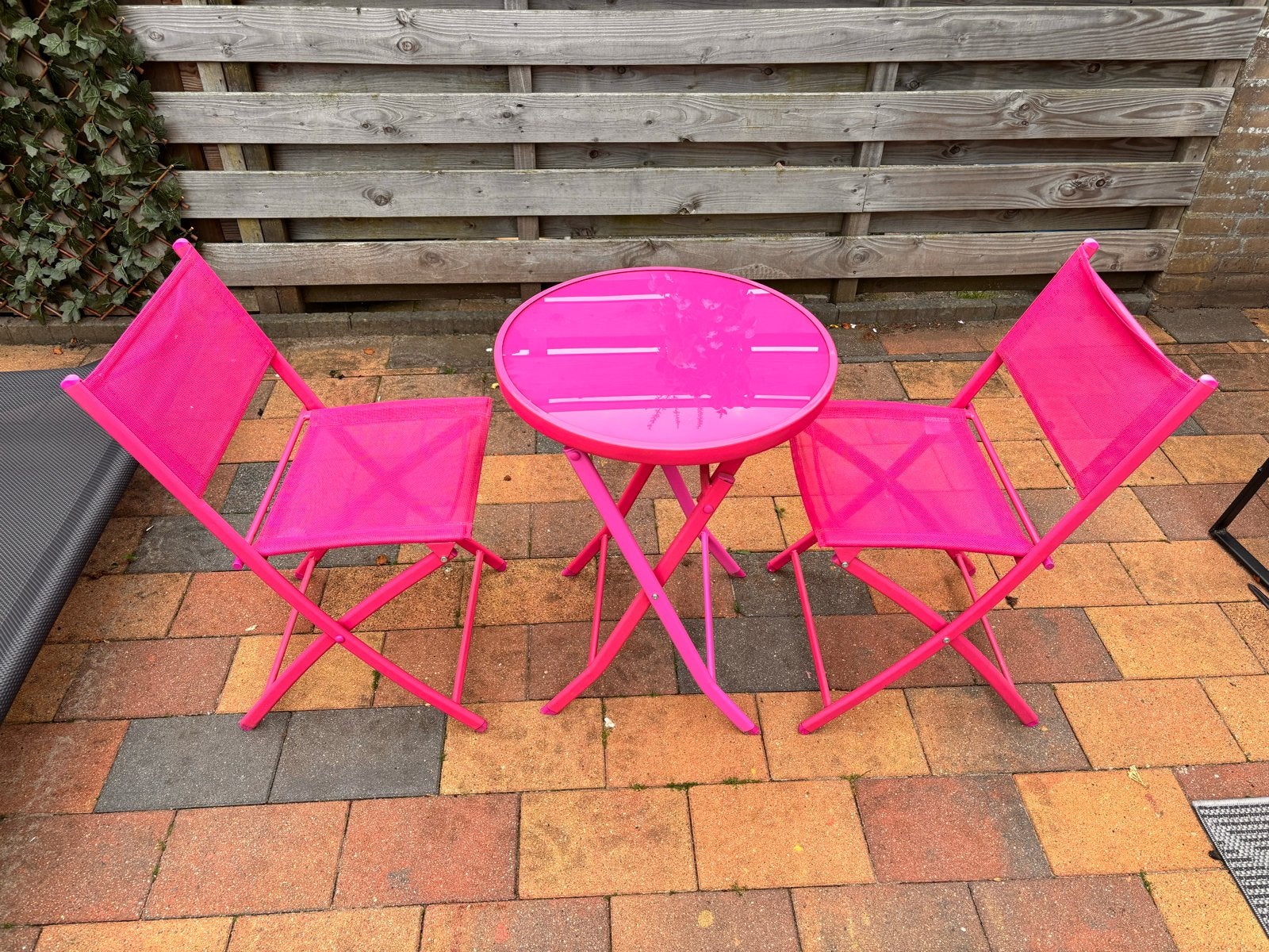 Leuke roze bistro set - 2 stoelen en tafel, Gebruikt, Eettafel, Textileen, Tuinset