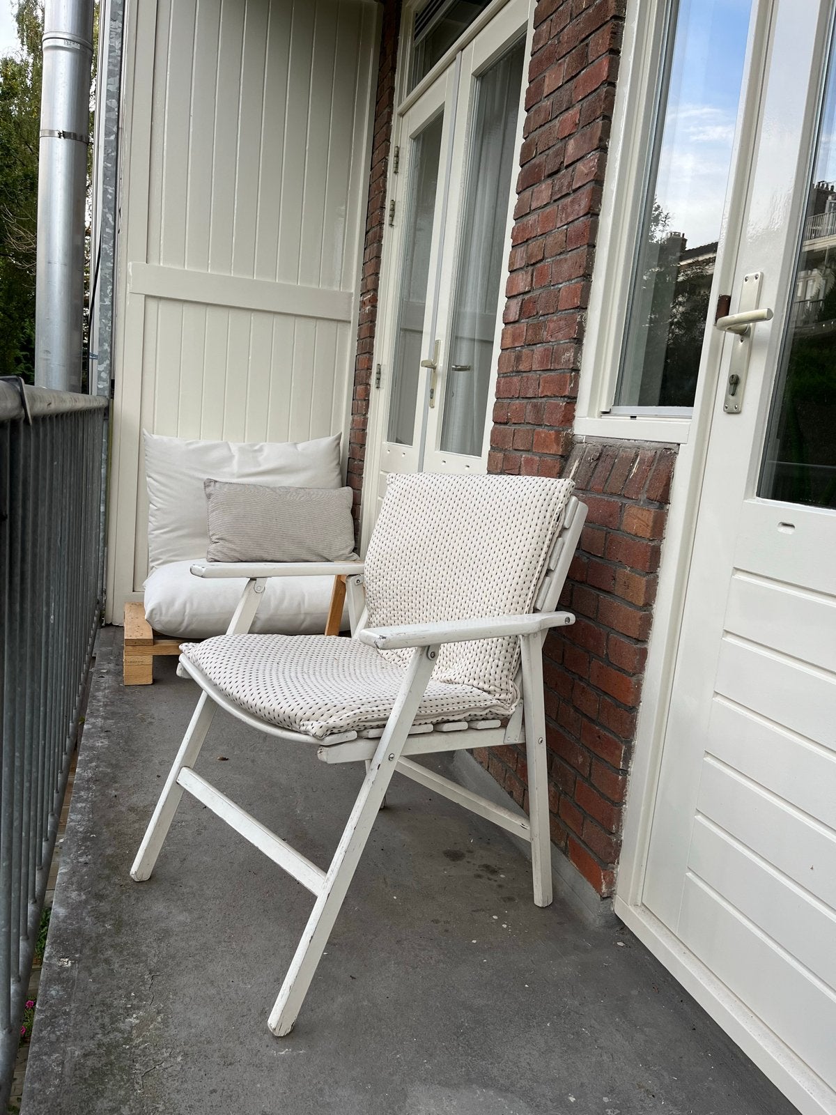 Twee opvouwbare houten stoelen met kussens, Ophalen, Gebruikt, Twee, Wit