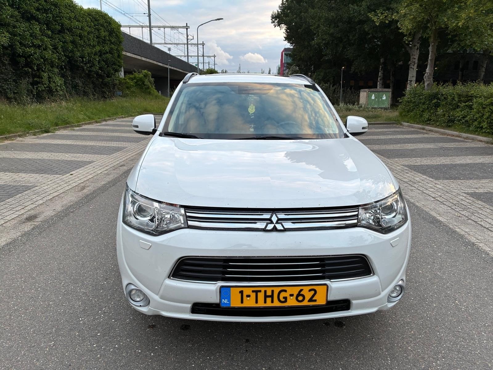 Mitsubishi Outlander PHEV 2.0 4WD Automaat | NAP | APK 02-27, Auto's, 1998 cc, Outlander, 4 cilinders, Wit