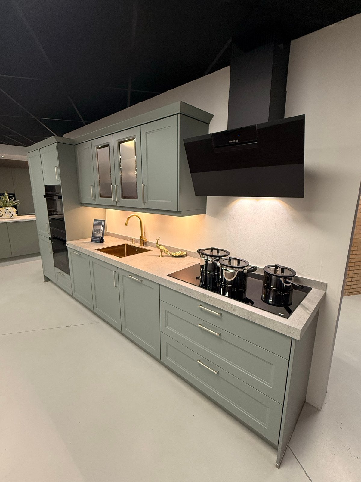 Moderne keuken met Siemens apparatuur en composiet blad, Ophalen, Nieuw, Enkelwandige keuken, Greeploos