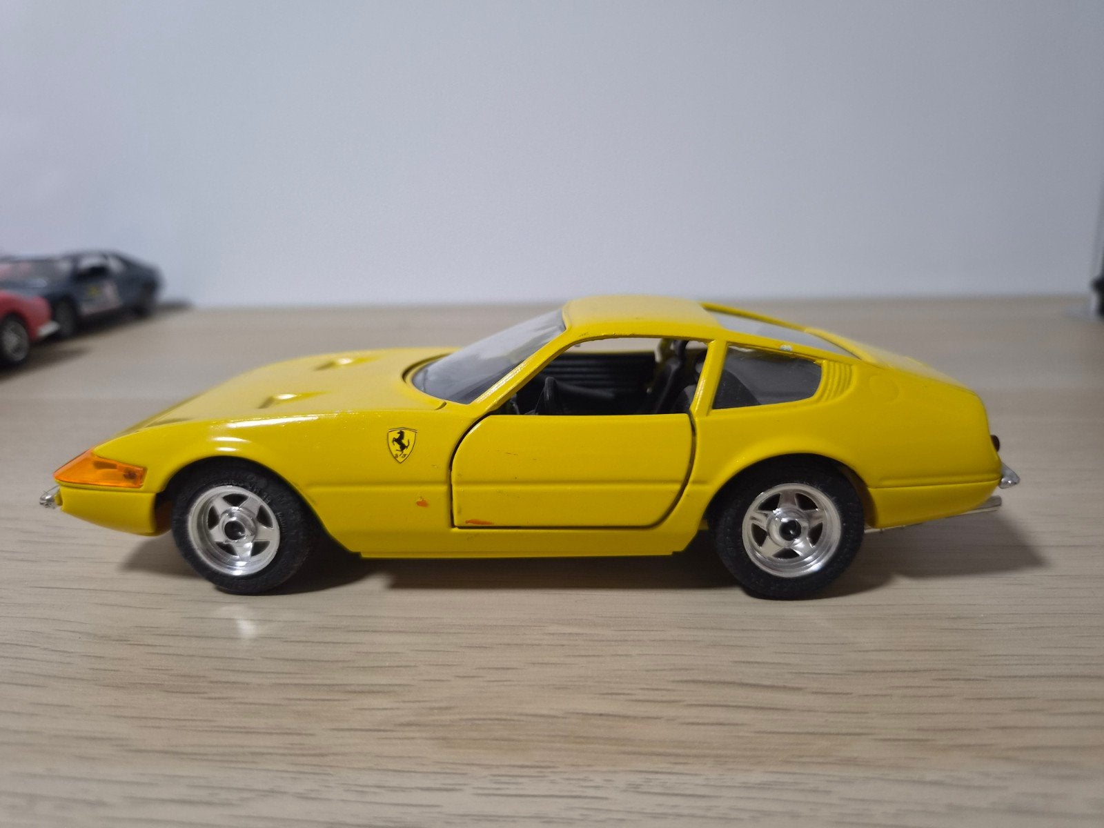 Ferrari 365 GTB/4 Daytona (rood en geel) 1:24, Ophalen of Verzenden, Gebruikt, Auto, Overige merken