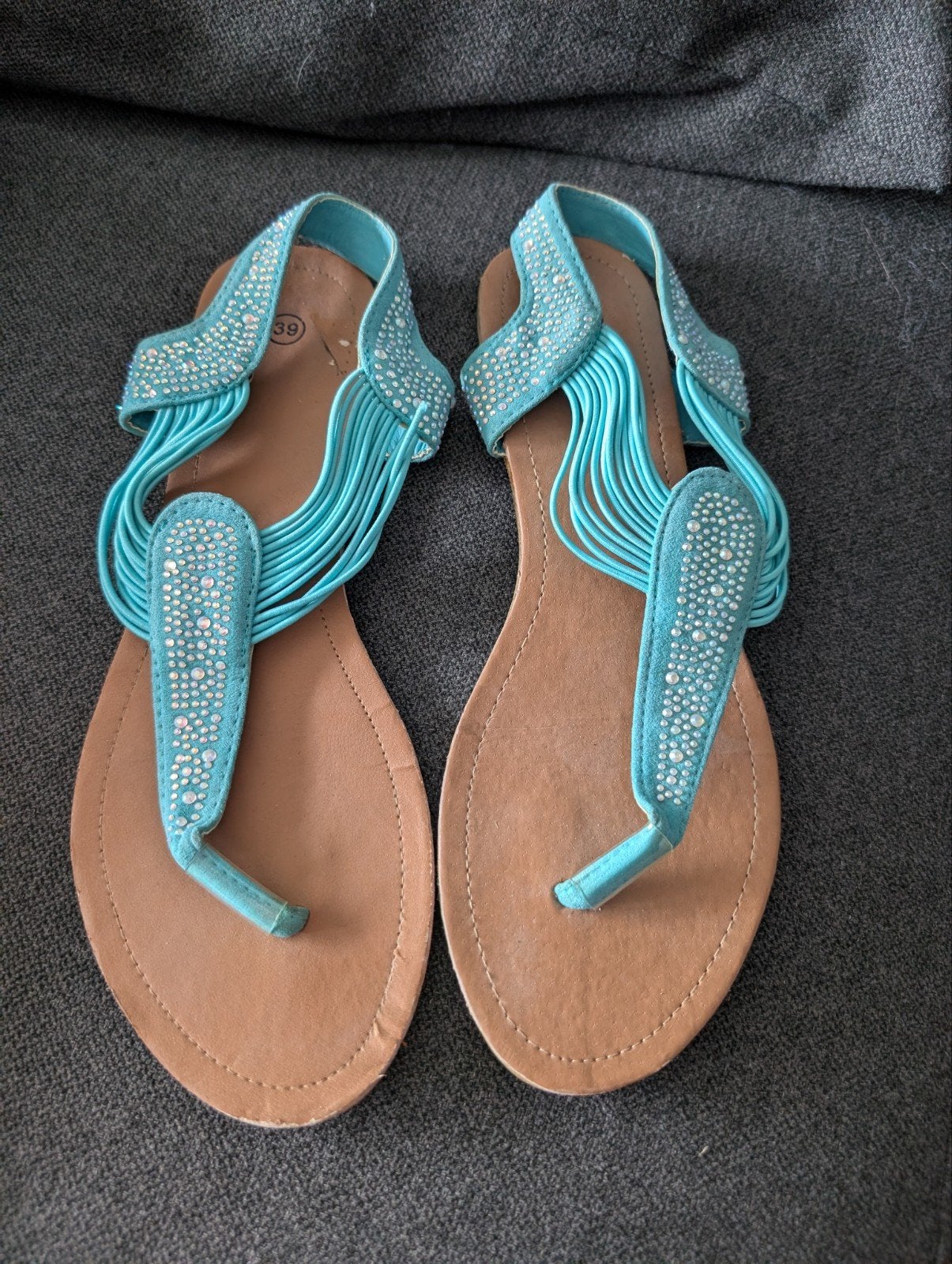 Zo goed als nieuw Turquoise slippers met strass steentjes, Ophalen of Verzenden, Gedragen, Blauw, Sandalen of Muiltjes