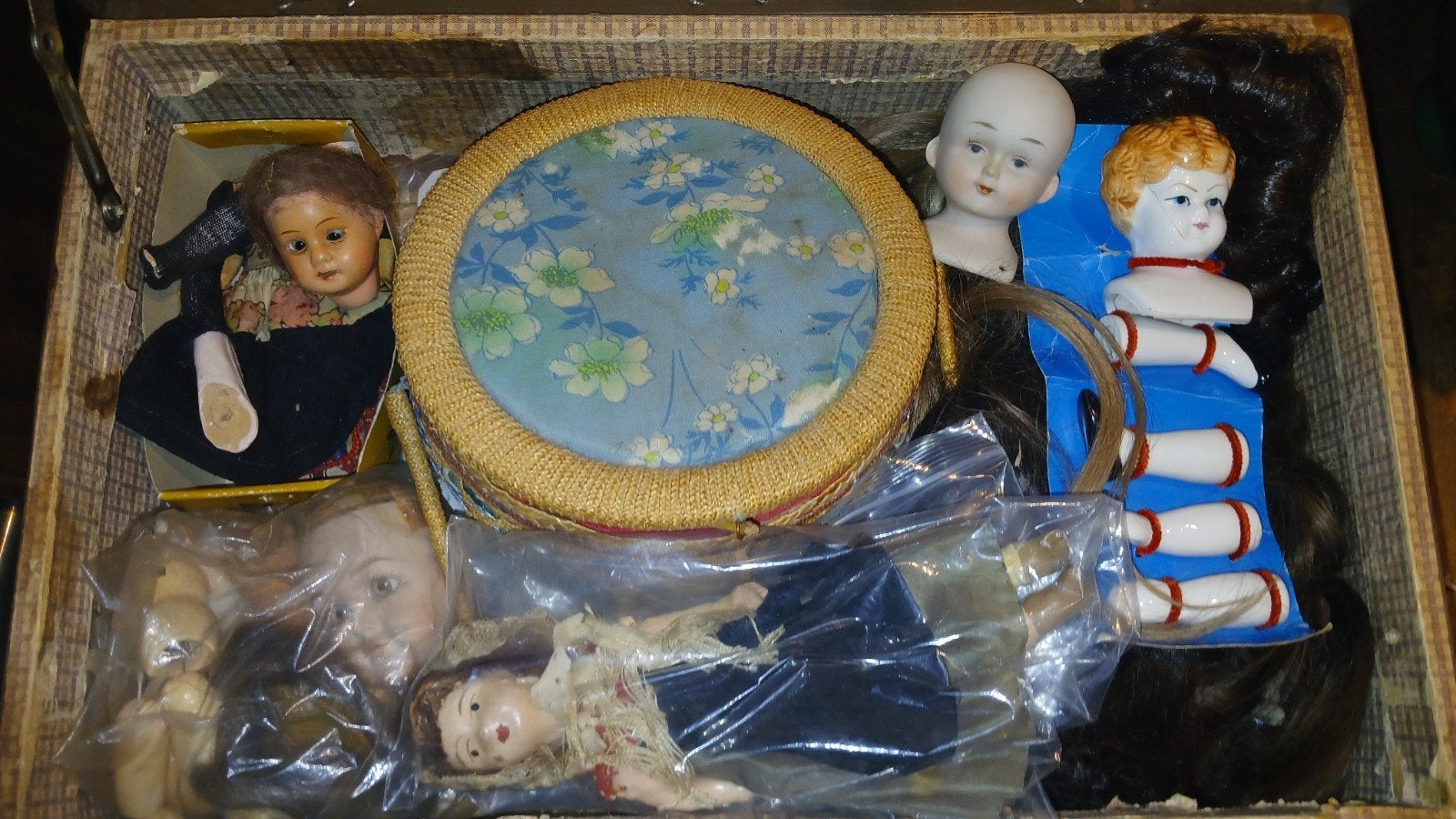 Lot popjes en pruikjes voor de poppendokter, Ophalen of Verzenden