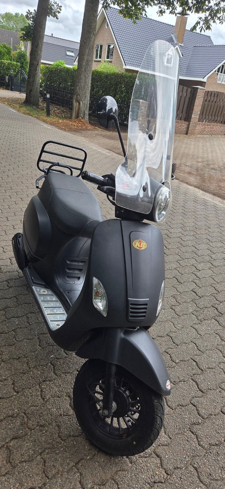 Killerbee scooter met windscherm en helm, Ophalen, Zo goed als nieuw, Benzine, Overige merken