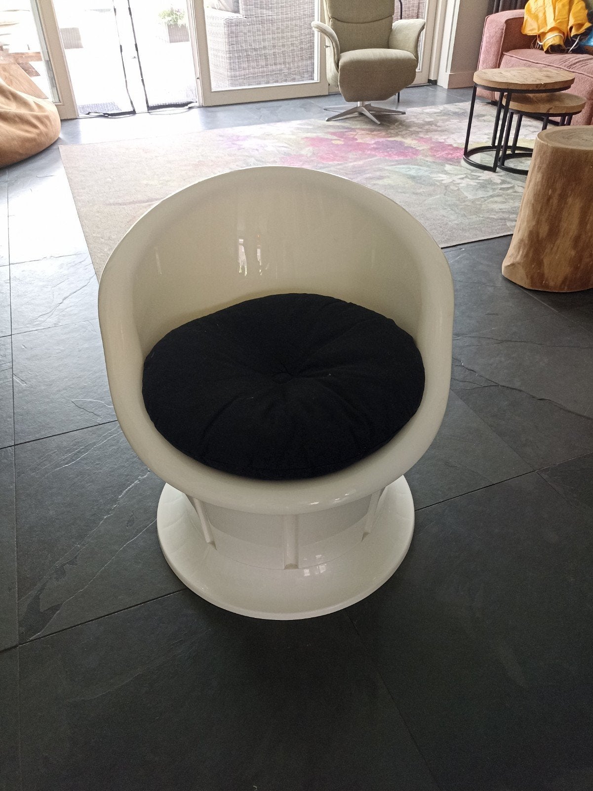 Witte kuipstoel, met kussen en deksel voor opbergruimte, Huis en Inrichting, Ophalen, Modern, Retro, Kunststof, Gebruikt