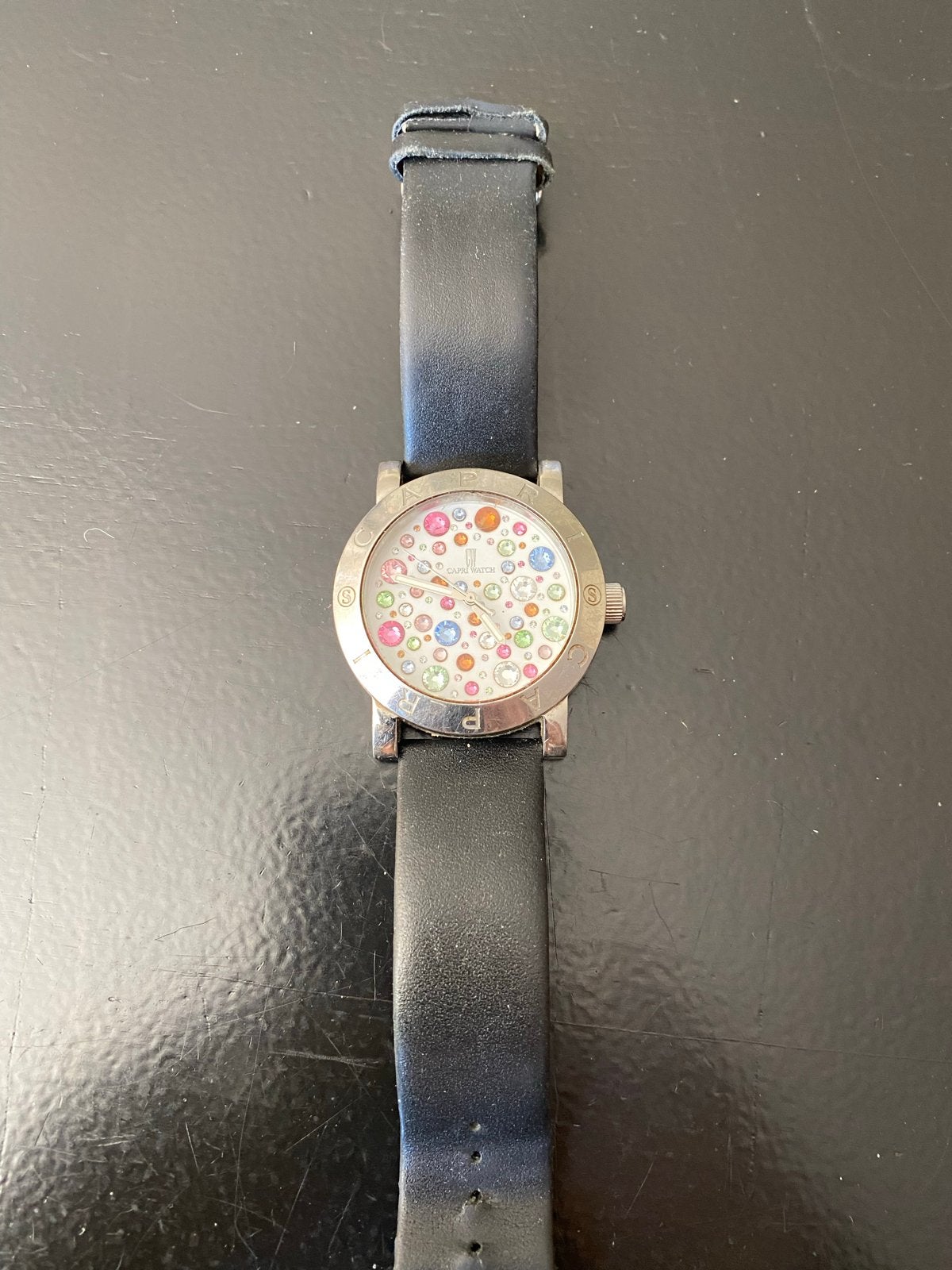 Capri Watch met Swarovski kristallen en zwarte lederen band, Overige merken, Polshorloge, Ophalen of Verzenden, Met strass
