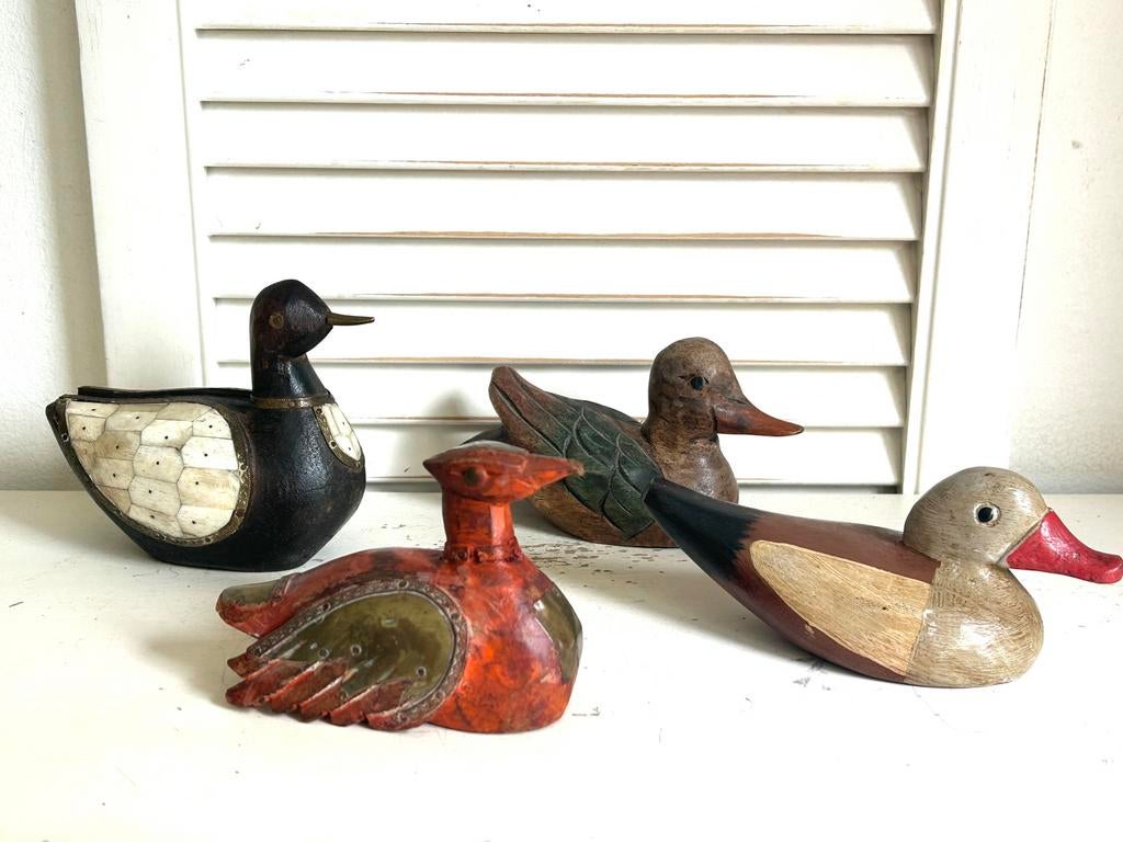 Vier vintage houten eenden, Ophalen