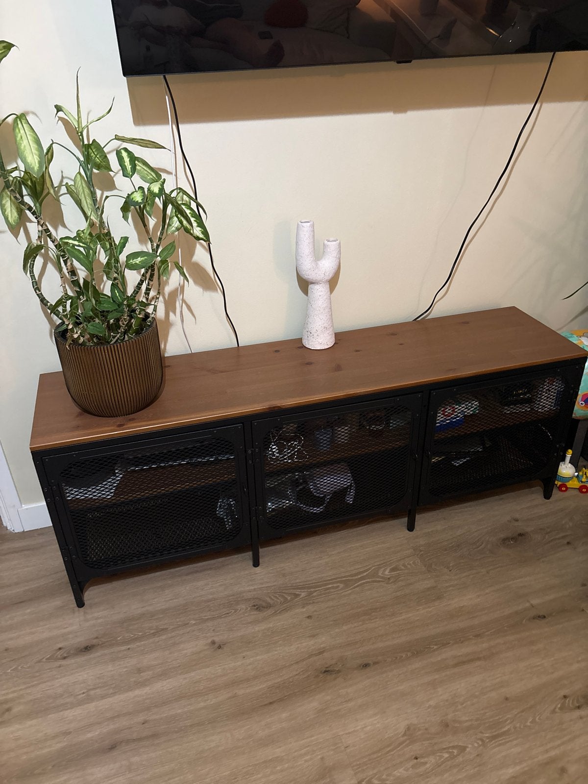 IKEA Fjällbo TV-meubel - Zo goed als nieuw, Huis en Inrichting, Kasten | Televisiemeubels, Ophalen, 100 tot 150 cm, Zo goed als nieuw