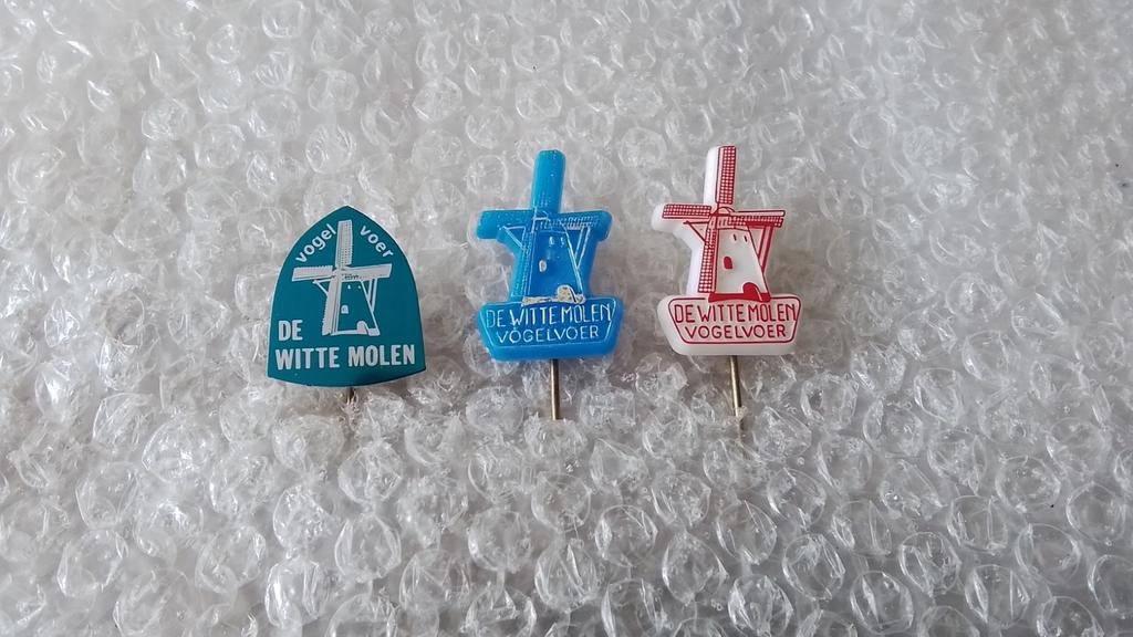 3 verschillende speldjes de witte molen vogelvoer, Verzamelen, Speldjes, Pins en Buttons, Ophalen of Verzenden, Zo goed als nieuw