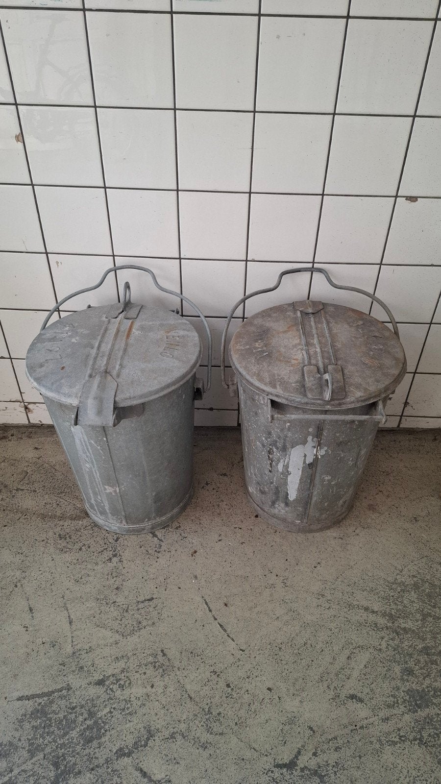 Vintage Zinken Vuilnisemmers Venlo - Set van 2, Ophalen