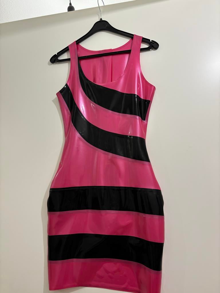 Nieuwe Latex Jurk - Karmozijn Rood (Roze) met Zwart - Maat M, Maat 38/40 (M), Nieuw, Ophalen of Verzenden, Roze