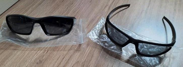 Nieuwe Zwarte (sport)zonnebrillen met rode streep 2x €5 pst, Overige merken, Zonnebril, Zwart, Nieuw