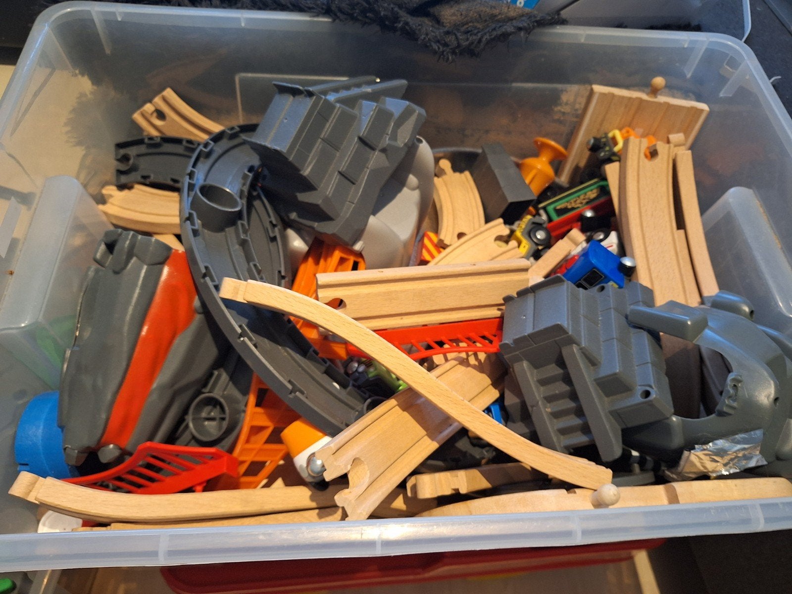 Grote doos met houten en plastic treinrails en accessoires, Ophalen, Gebruikt, Jongen of Meisje