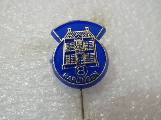 Vintage Speldje Harlingen Gebouw Blauw Goud, Ophalen of Verzenden, Gebruikt, Stad of Land, Speldje of Pin