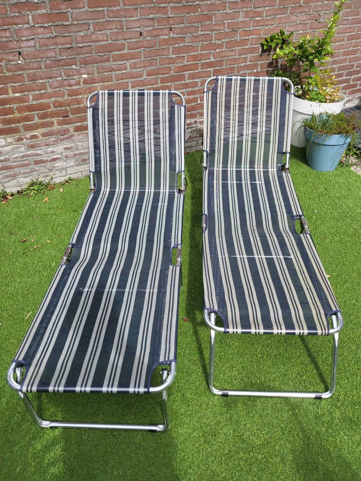 2x Verstelbare en inklapbare ligstoelen, Ophalen, Gebruikt, Aluminium, Inklapbaar