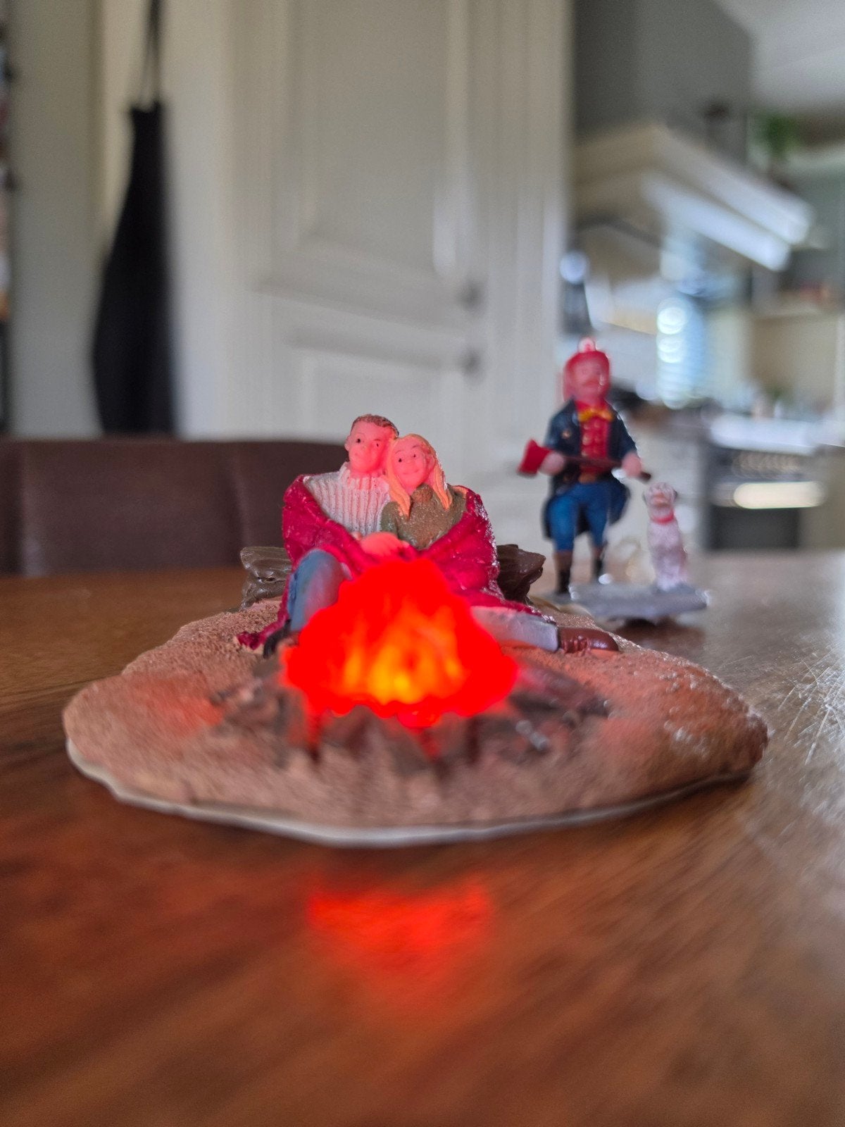 Kerstdorp figuren: Brandweerman met hond & stel bij kampvuur, Verzamelen, Poppetjes en Figuurtjes, Ophalen of Verzenden, Gebruikt