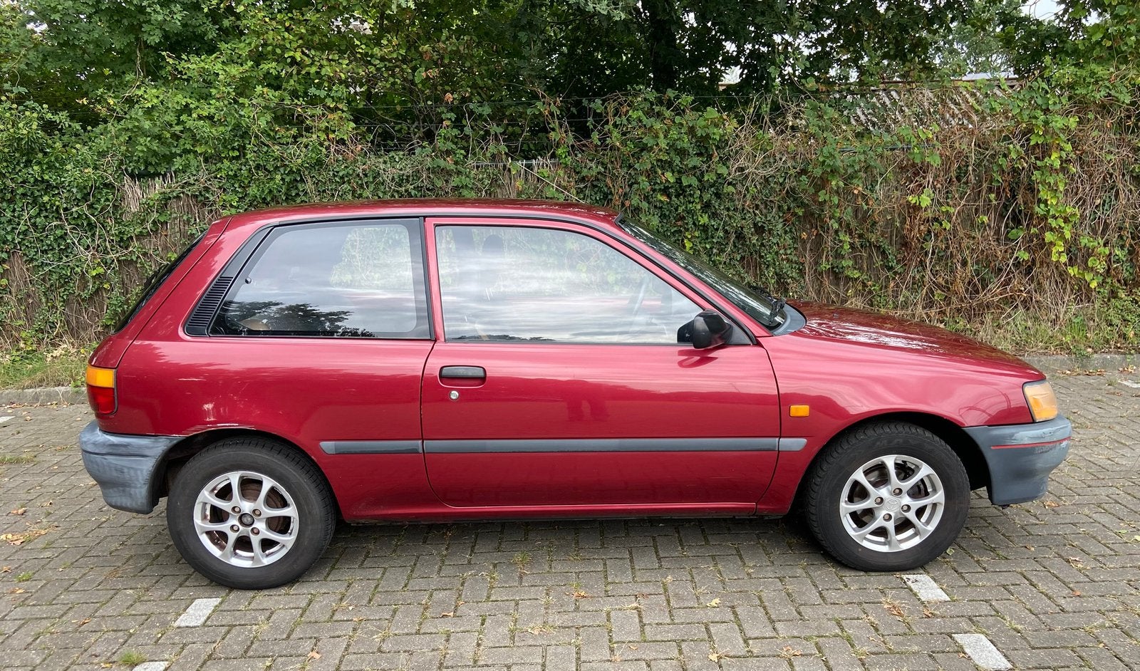 Automaat Toyota Starlet 1.3 XLI AUT E2 1995 Rood, Auto's, Stof, 74 pk, 4 cilinders, Starlet