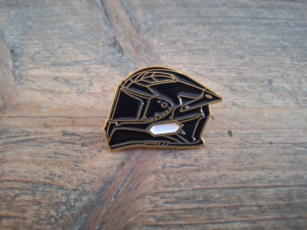 1 mooie pin van een zwarte motorhelm te koop, Verzamelen, Speldjes, Pins en Buttons, Ophalen of Verzenden, Nieuw, Overige onderwerpen