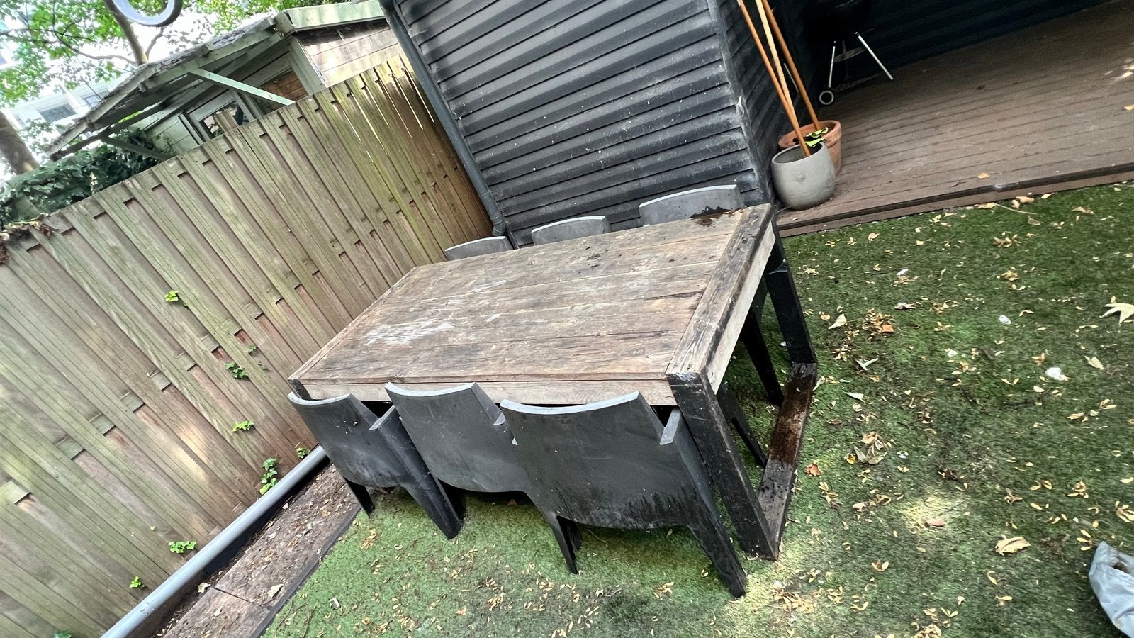 Gratis ophalen! Houten tuintafel, 6 plastic stoelen + hoesje, Tuin en Terras, Ophalen, Gebruikt, Rechthoekig, Hout
