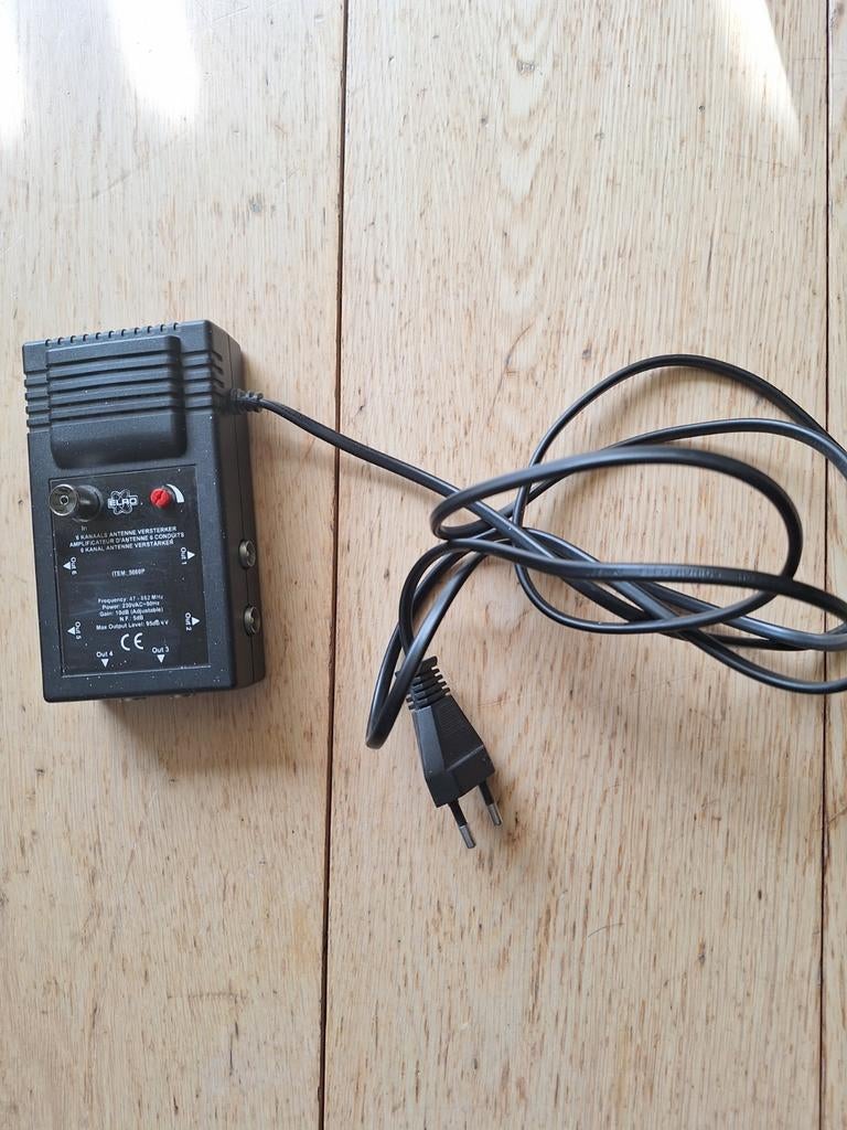 Buro 4-weg antenneversterker met coaxkabel, Audio, Tv en Foto, Audiokabels en Televisiekabels, Gebruikt, Tv-kabel, Minder dan 2 meter