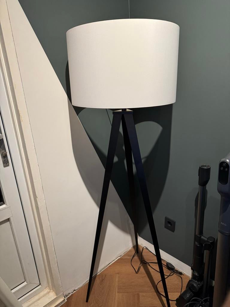 Zuiver Tripod Vloerlamp met witte en zwarte kap, Ophalen of Verzenden, Zo goed als nieuw, Metaal, 100 tot 150 cm
