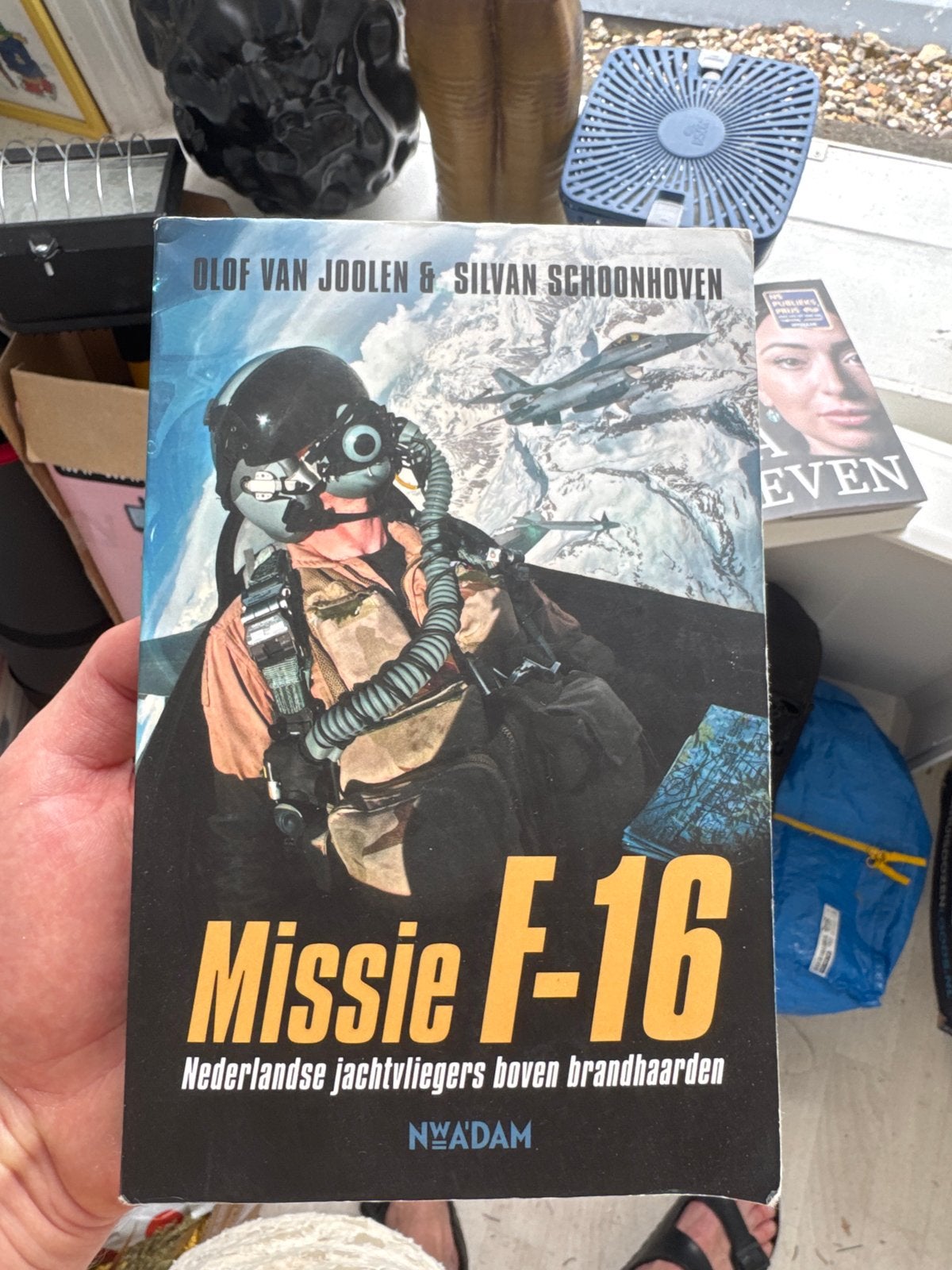 Missie F-16: Nederlandse jachtvliegers boven brandhaarden, Boeken, Ophalen of Verzenden, 1945 tot heden, Gelezen, Luchtmacht