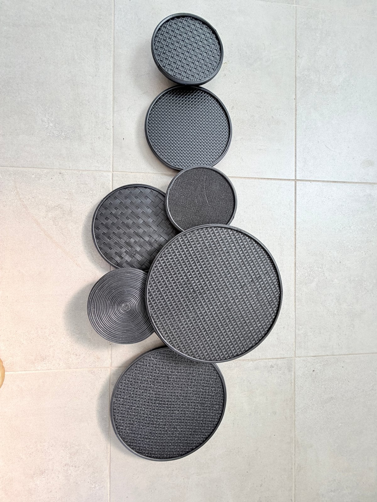 Moderne wanddecoratie met cirkels - Grijs metaal, Metaal, Wandsculptuur, Ophalen of Verzenden, Zo goed als nieuw