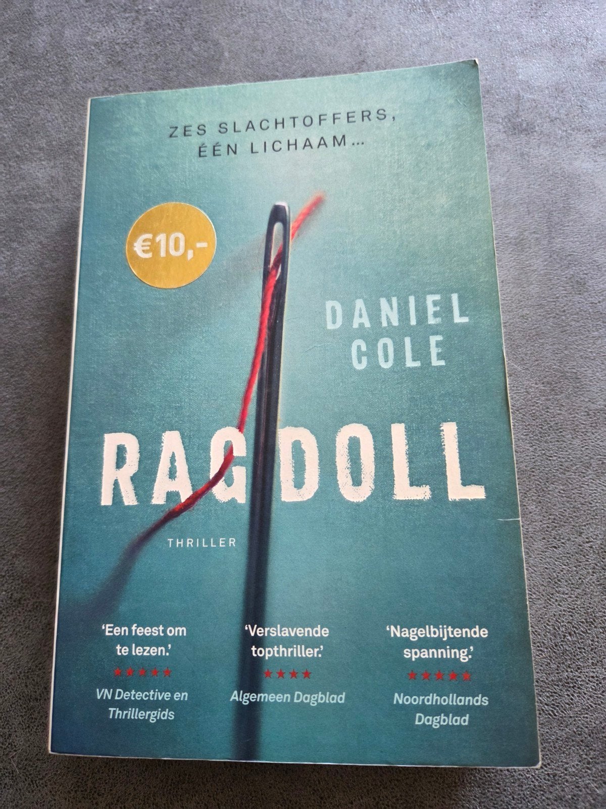 Ragdoll - Daniel Cole (Thriller), Ophalen of Verzenden, Zo goed als nieuw, Daniel Cole, Europa overig