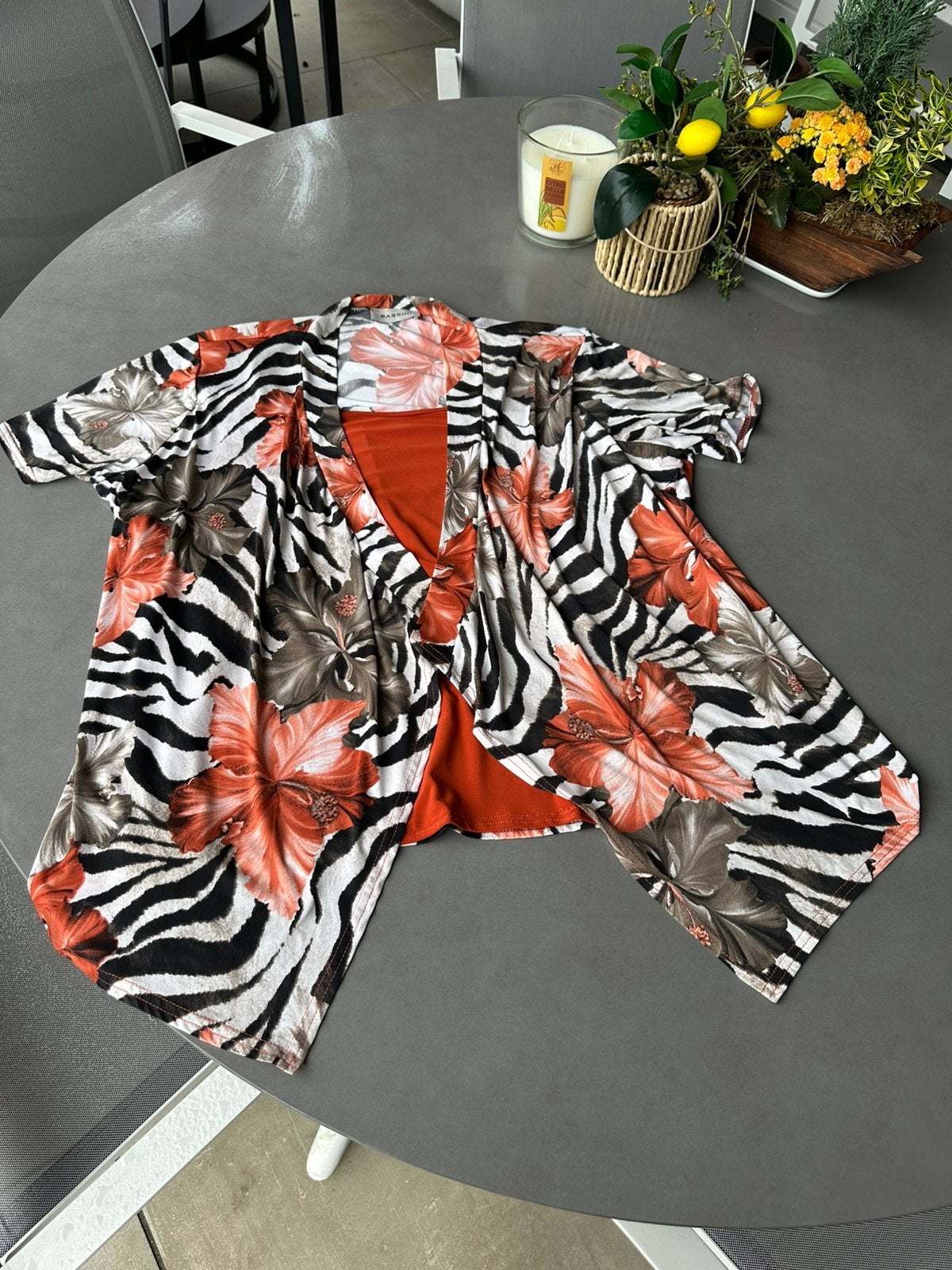 Terra/zwart gebloemde Bassini top, mt 46, Kleding | Dames, Shirt of Top, Zo goed als nieuw, Bassini, Meerkleurig