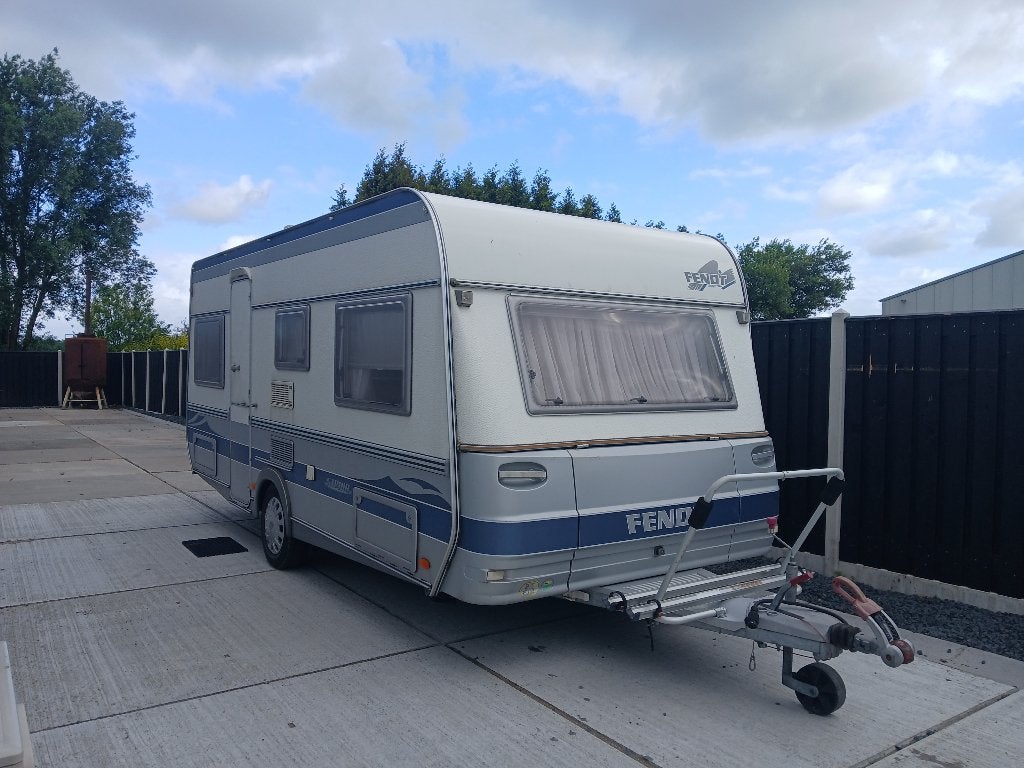 Fendt Saphir bj 2003, Caravans en Kamperen, Caravans, Bedrijf, tot en met 4, 1000 - 1250 kg, Rondzit, Fendt, Dwarsbed, Omvormbare zithoek