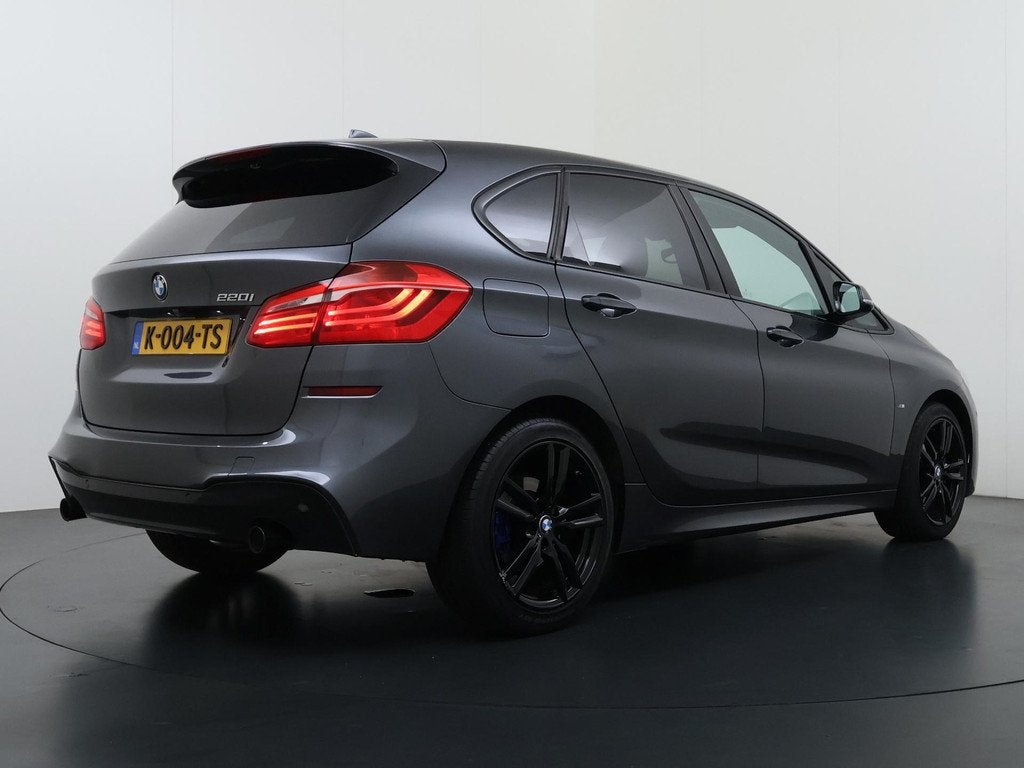 BMW 2-serie Active Tourer 220i High Executive M Pakket Camer, Auto's, BMW, 1998 cc, 730 kg, Gebruikt, Euro 6