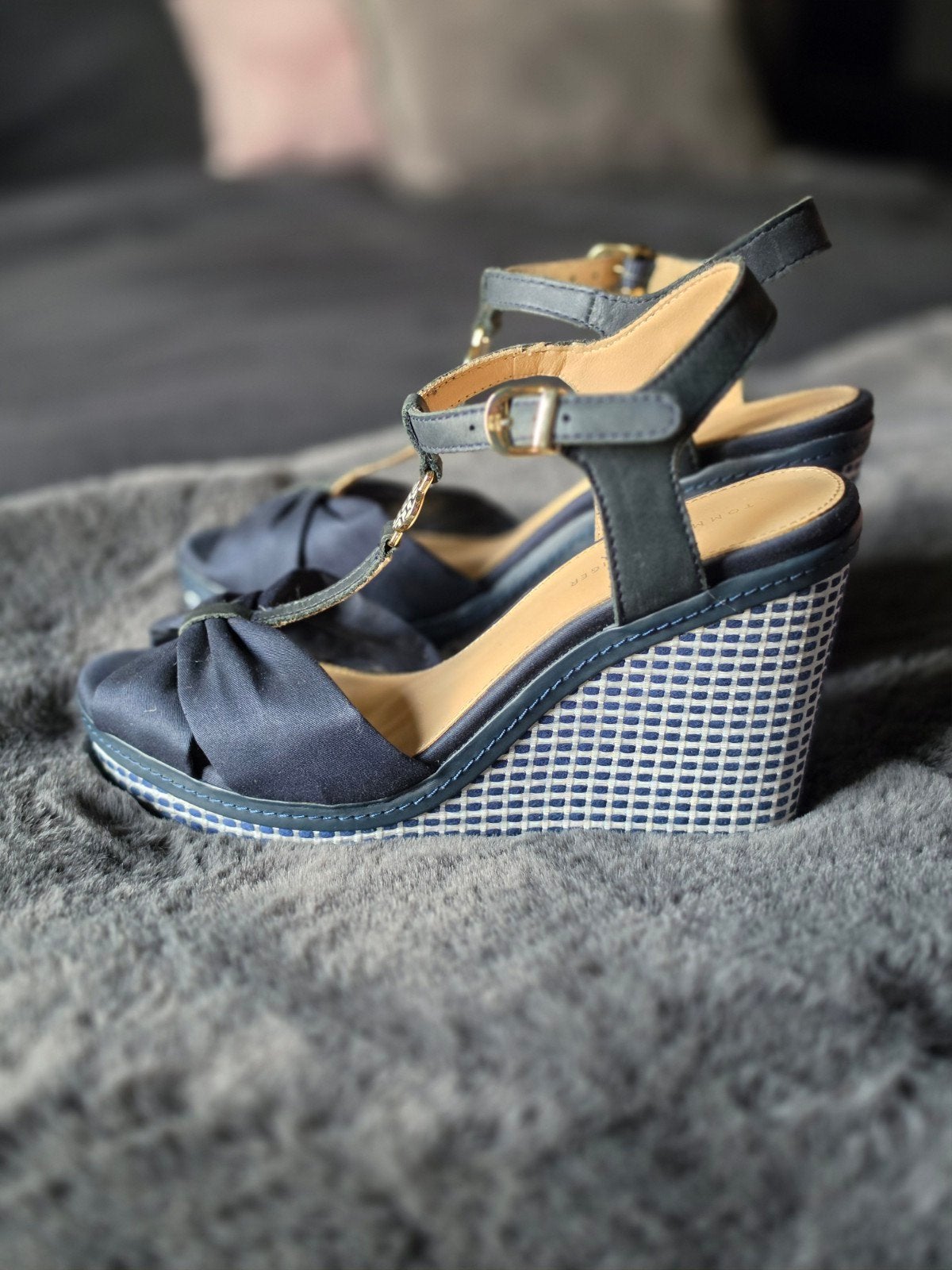 Tommy Hilfiger sleehakken donkerblauw met strik – maat 38, Ophalen of Verzenden, Zo goed als nieuw